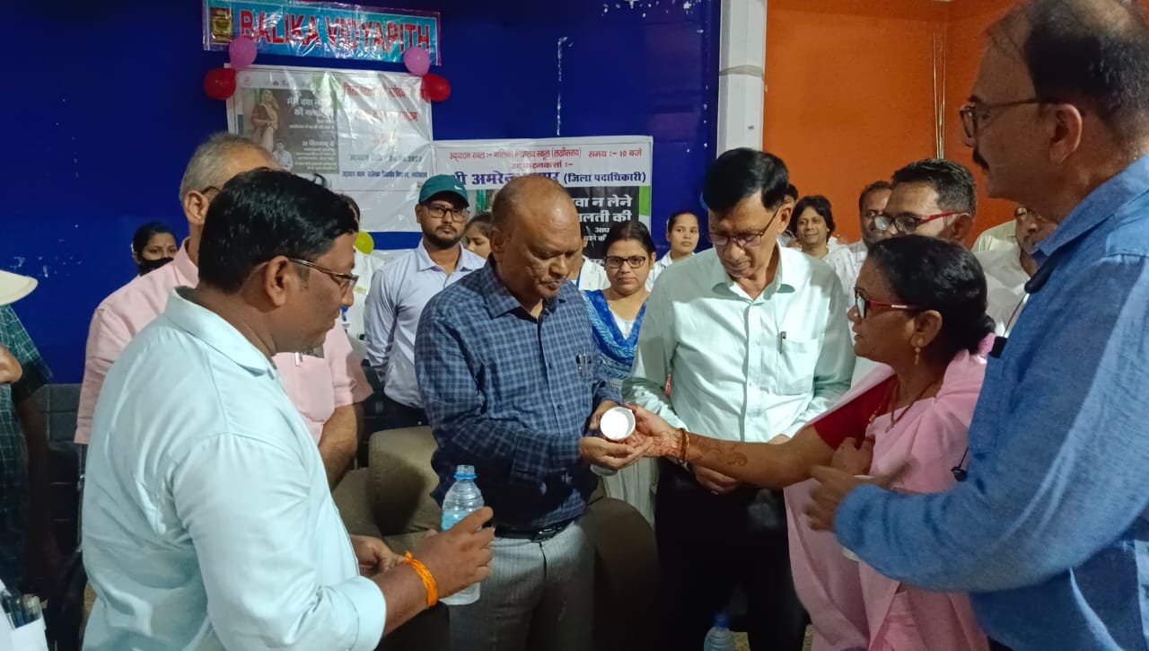 बच्चों के सामने खुद फाइलेरिया की दवा खाकर डीएम और  सिविल...