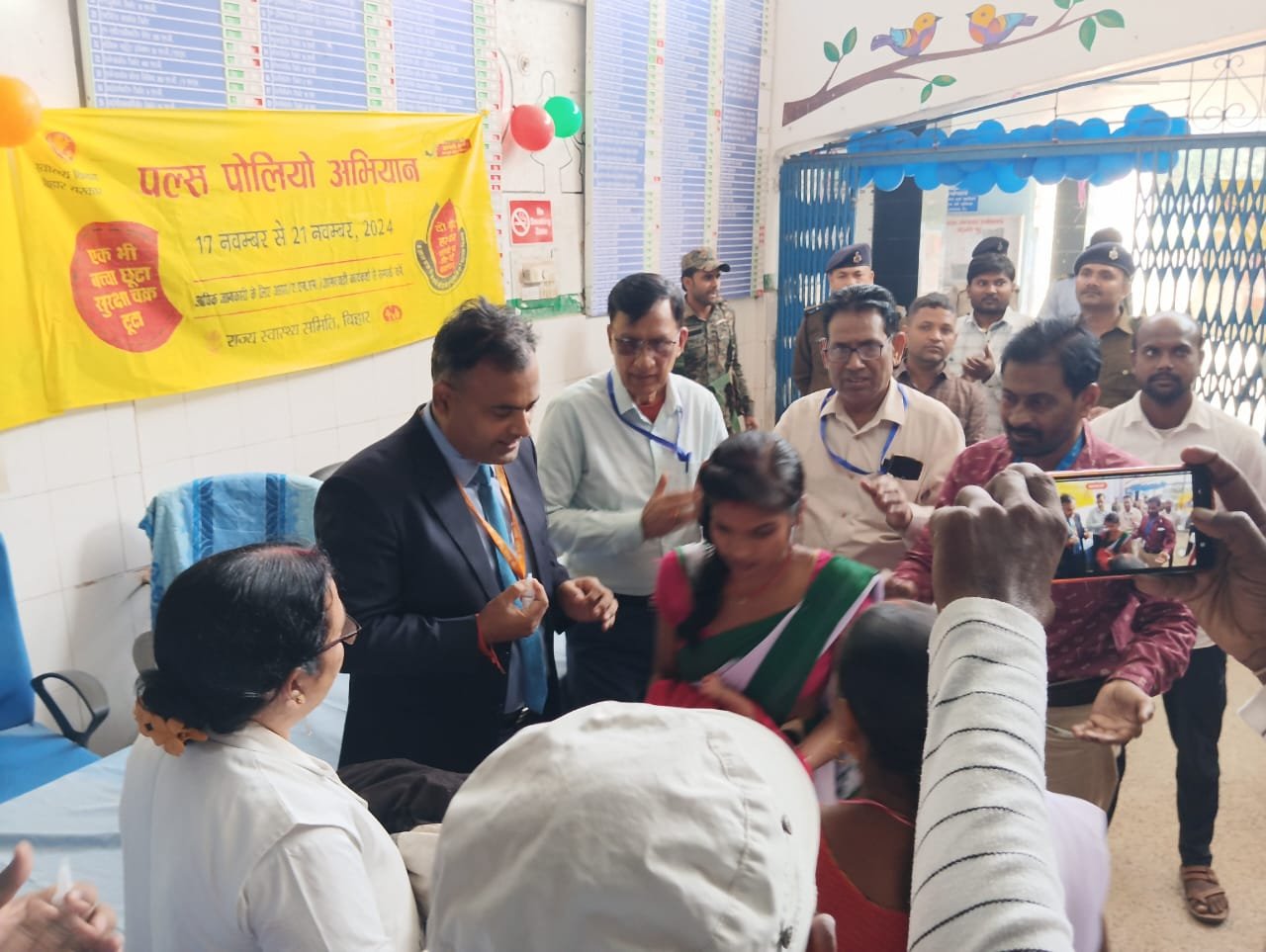 Rashtriya Jagran | लखीसराय जिलाधिकारी ने बच्चों को दो बूंद पिलाई पोलियो की...
